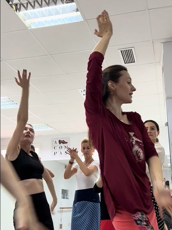 Grupo de estudiantes aprendiendo flamenco en Sevilla.