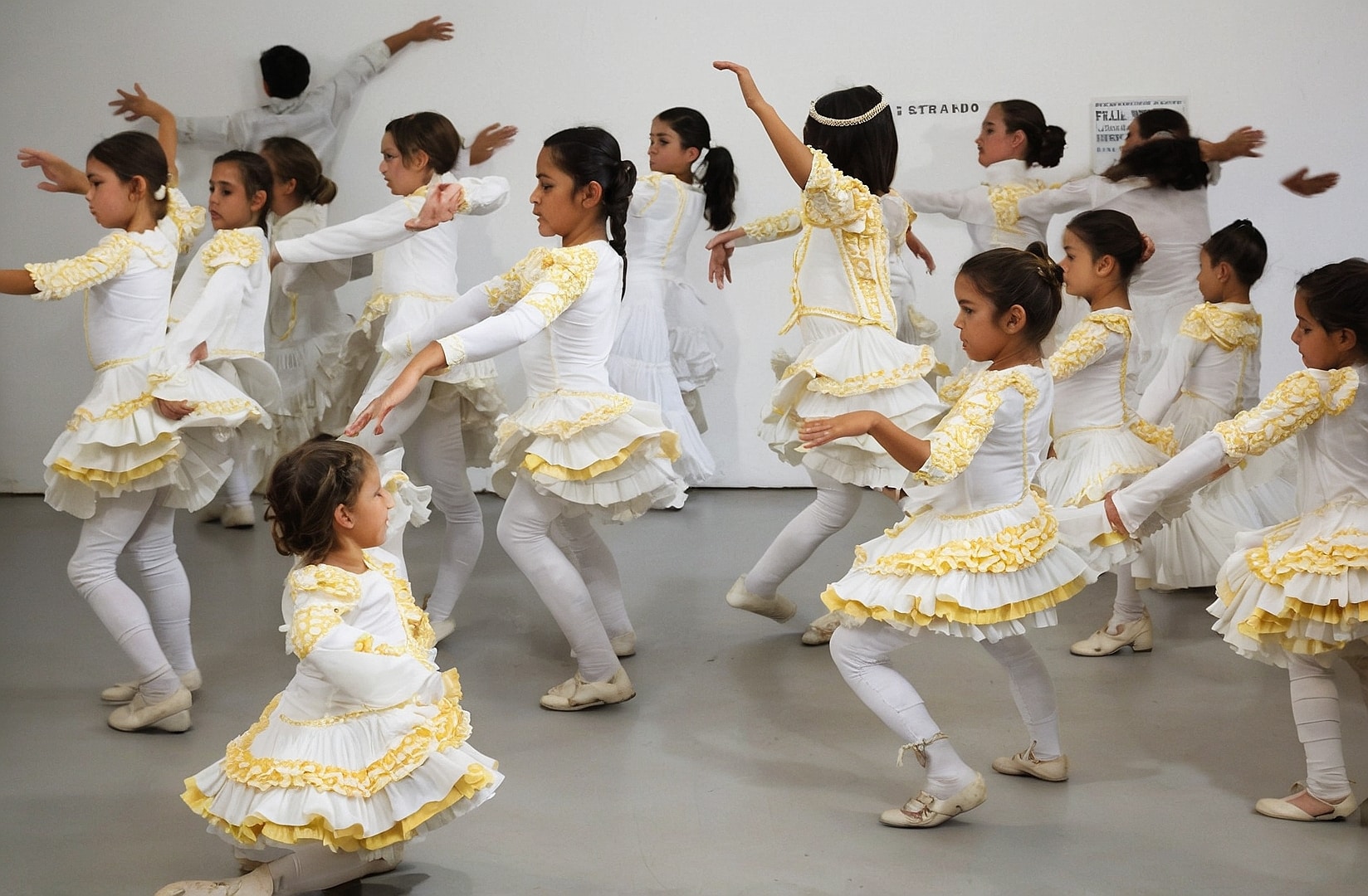 Grupo aprendiendo sevillanas