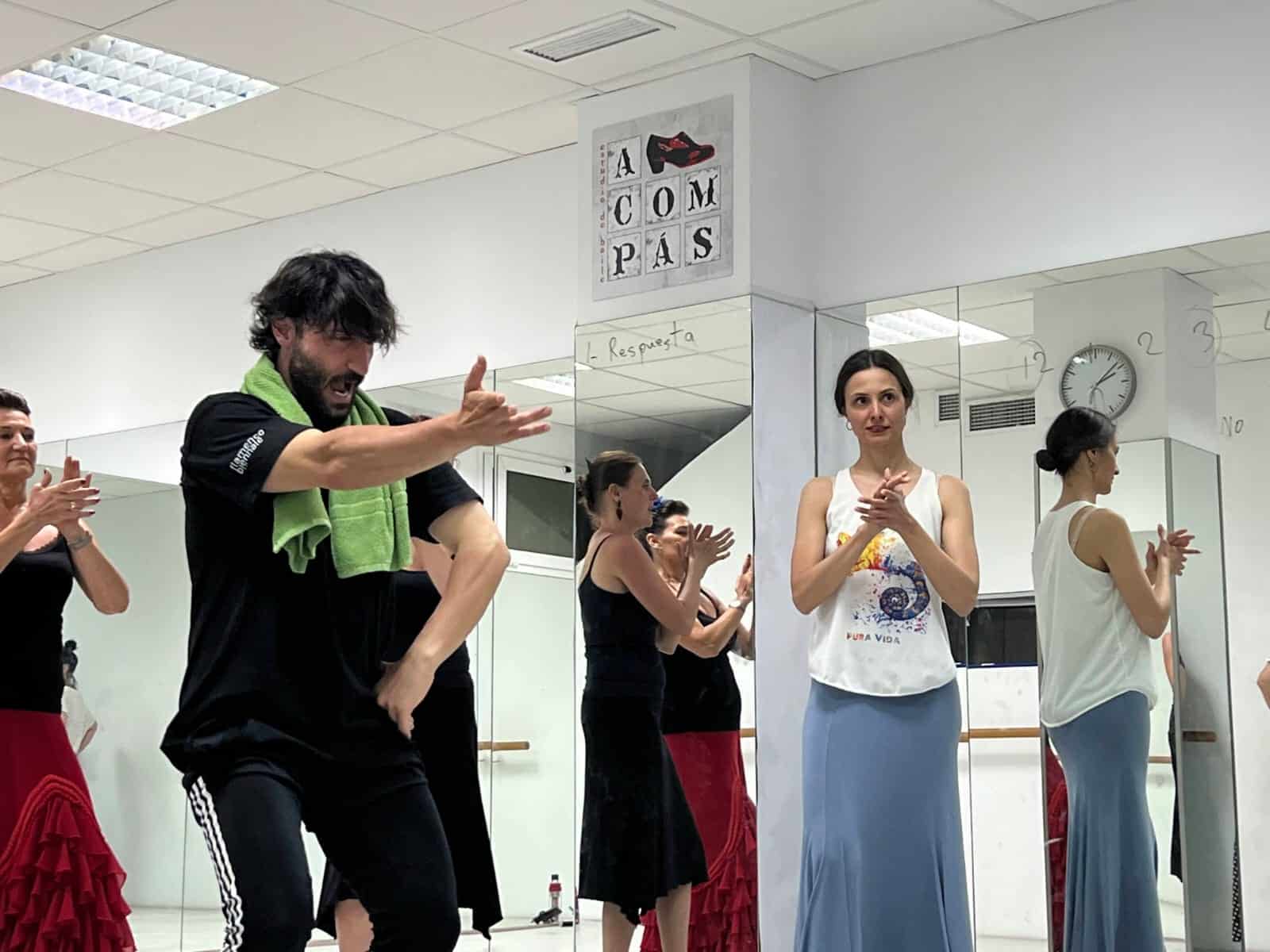 Estudiantes practicando flamenco